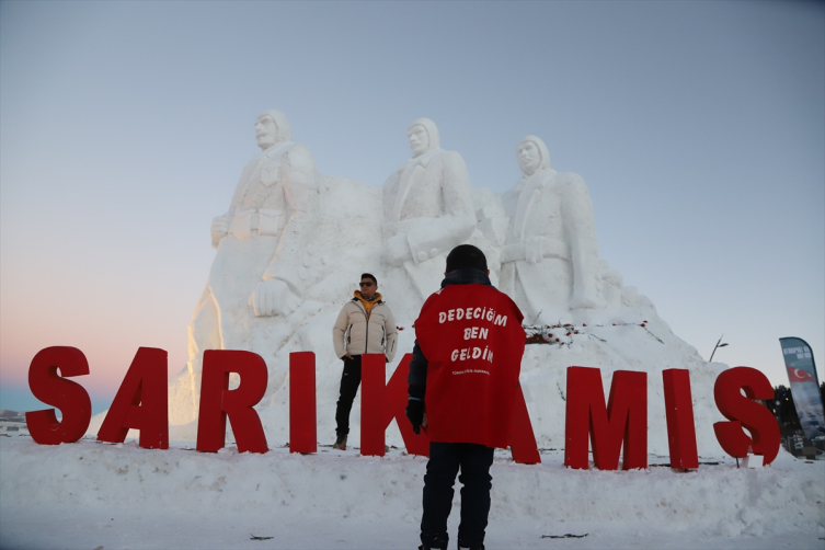 Sarıkamış’ta şehitler için yapılan “Kardan Heykeller’in” açılışı gerçekleştirildi