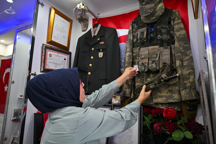 Şehit annesi hasretini anı odasıyla gidermeye çalışıyor