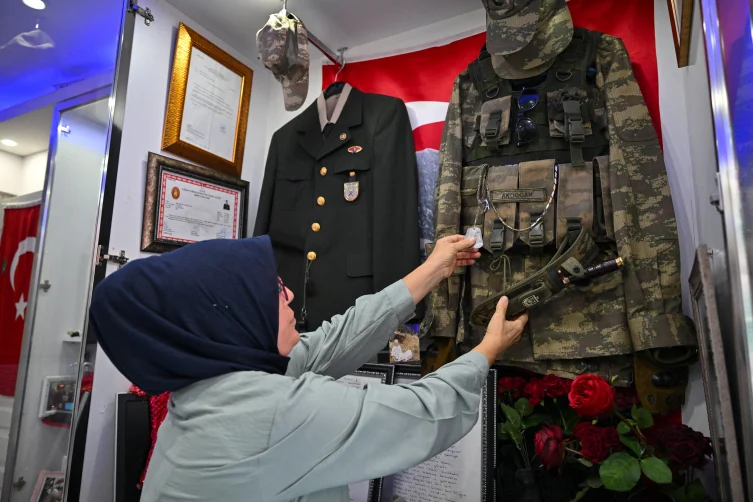 Şehit annesi hasretini anı odasıyla gidermeye çalışıyor
