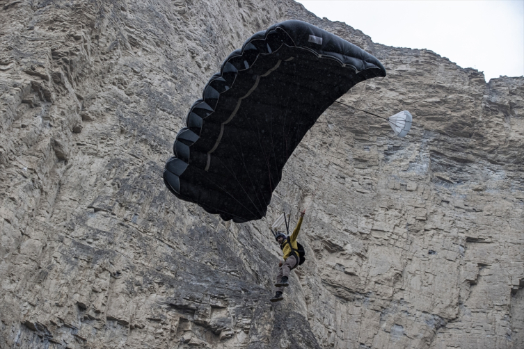 Ekstrem sporcuları Erzurum’da 230 metre yükseklikteki kayalıklardan atladı