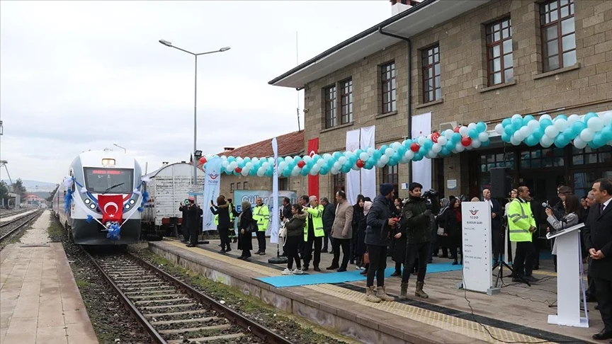 Burdur’da 15 yıllık aranın ardından tren seferleri “Güller Ekpresi”yle başladı