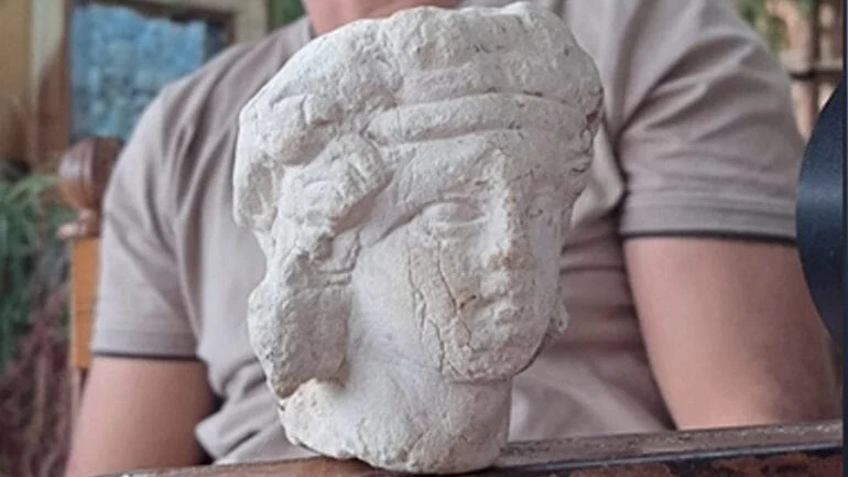 Araştırmacı, Libya’daki antik Cyrene kenti yakınlarındaki bir su kanalının içinde Bacchus heykelinin başını buldu