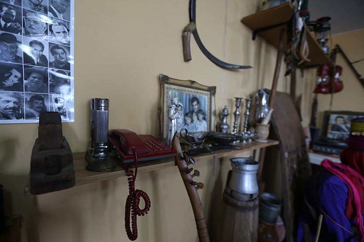 Depremde hasar gören antika eşyaları için evinin çatısına kulübe yaptırdı