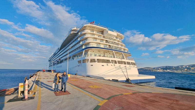 Kuşadası’na yılın ilk kruvaziyeri geldi