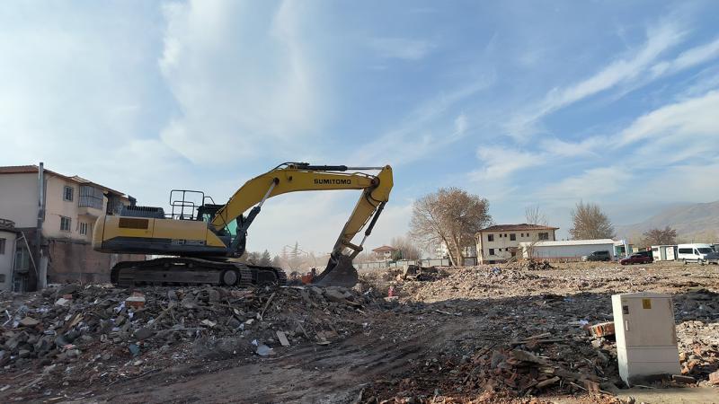 Deprem bölgesindeki çalışmalar 110 bin 450 çalışanla sürüyor
