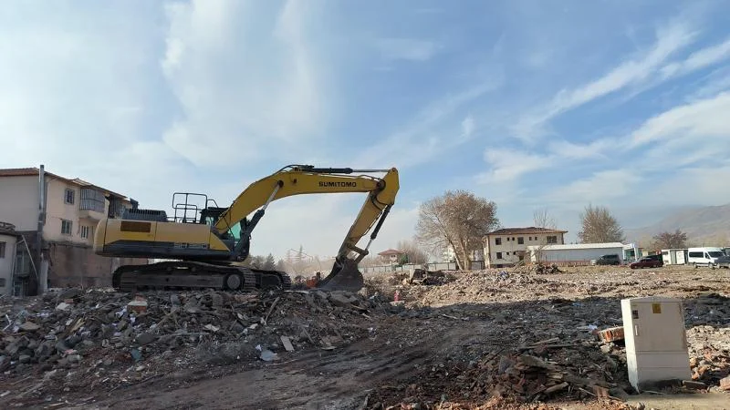Deprem bölgesindeki çalışmalar 110 bin 450 çalışanla sürüyor