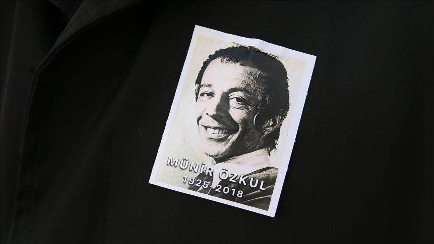 Tiyatro ve sinema oyuncusu Münir Özkul, vefatının 6. yılında anılıyor.