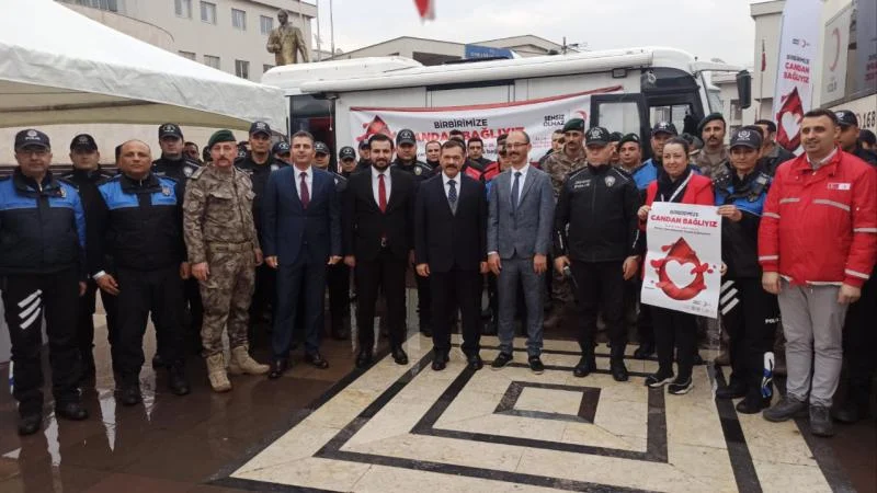 Osmaniye’de polis ekipleri, Türk Kızılaya kan bağışladı