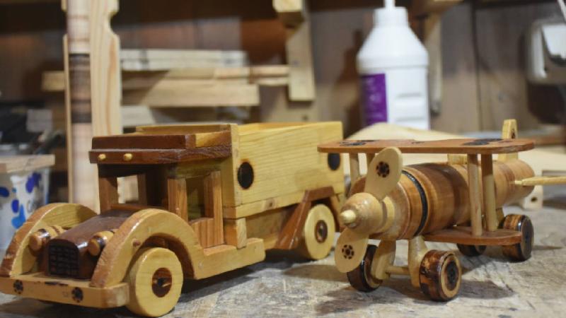 Artvin’de emekli öğretmen ahşap oyuncak üretiyor