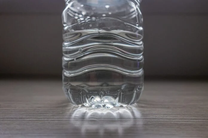 Plastik Şişeli Sular Yüz Binlerce Plastik Parçacığı İçeriyor