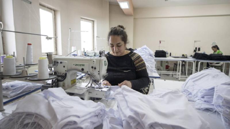 Tunceli’deki tekstil atölyesinde kadınlar elbise ve çanta üreterek kazanç elde ediyor