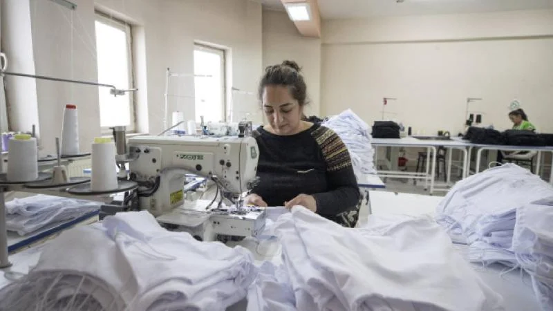 Tunceli’deki tekstil atölyesinde kadınlar elbise ve çanta üreterek kazanç elde ediyor
