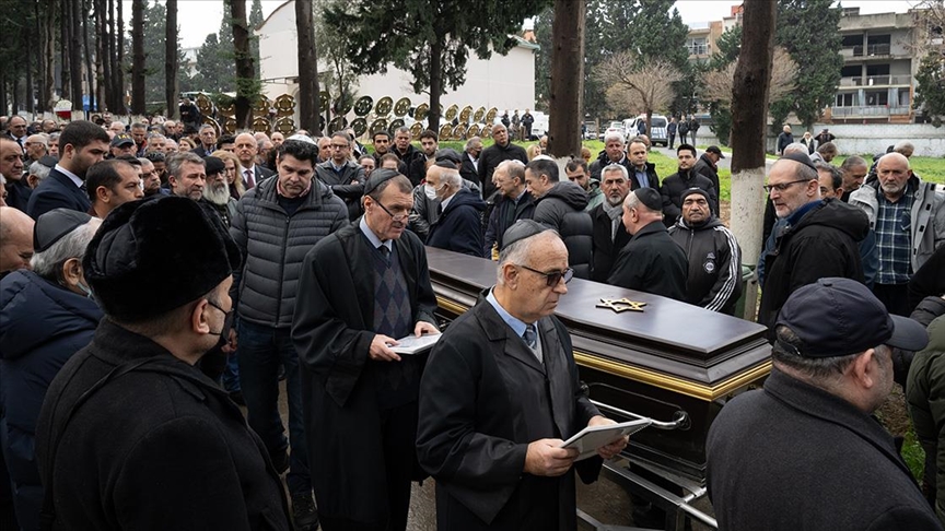 Atatürk fotoğrafları koleksiyonuyla tanınan yazar Benazus İzmir’de son yolculuğuna uğurlandı