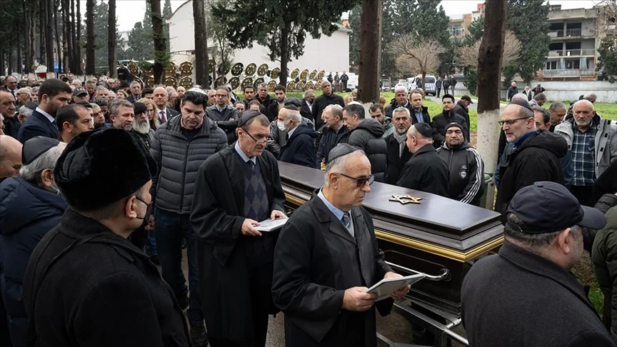 Atatürk fotoğrafları koleksiyonuyla tanınan yazar Benazus İzmir’de son yolculuğuna uğurlandı