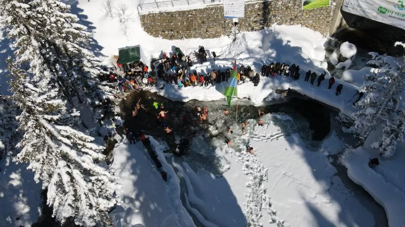 Rize’de 1700 rakımdaki buzlu gölde yüzdüler