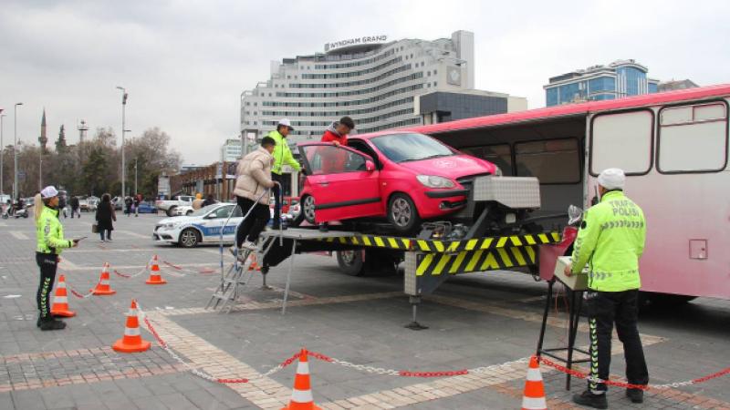 Kayseri’de emniyet kemeri takmayan sürücüler simülasyon aracına bindirildi