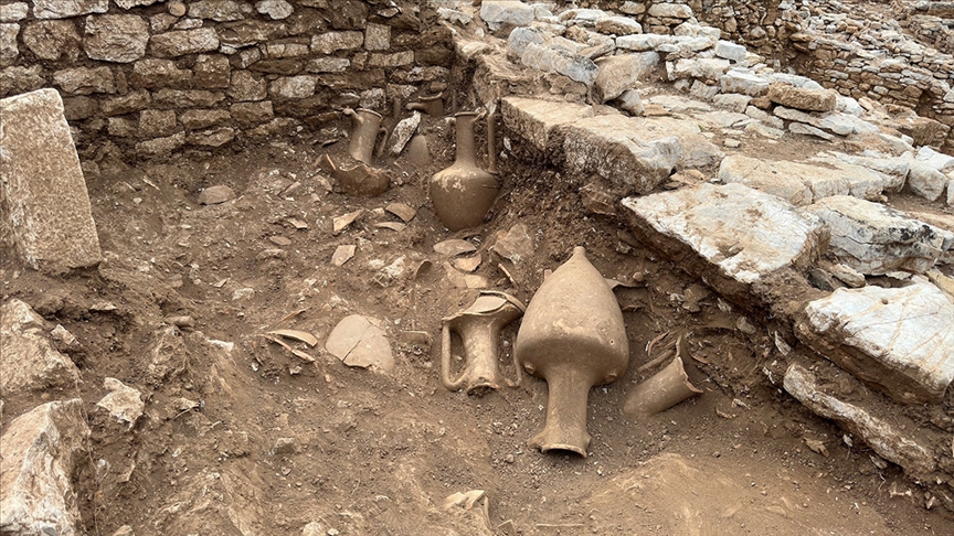 Amos Antik Kenti’nde 10 amfora bulundu