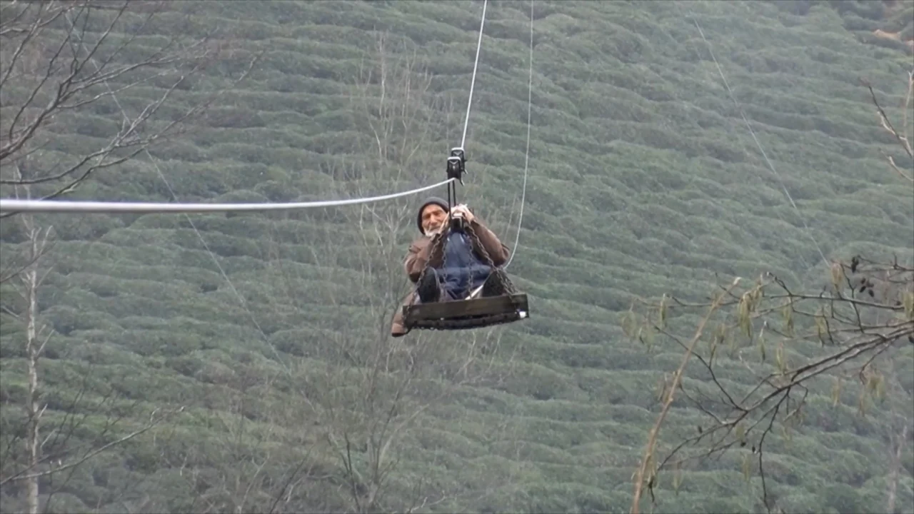90 yaşındaki Rizeli sarp arazideki evine teleferikle ulaşıyor