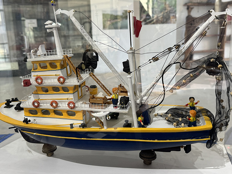 Ev hanımı deniz araçlarının minyatürlerini yapıyor