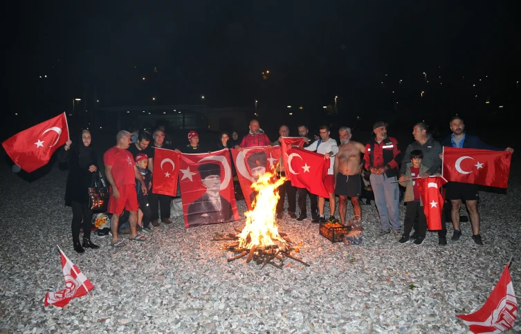 Antalya’da gelenek bozulmadı, 2024’ü denizde karşıladılar