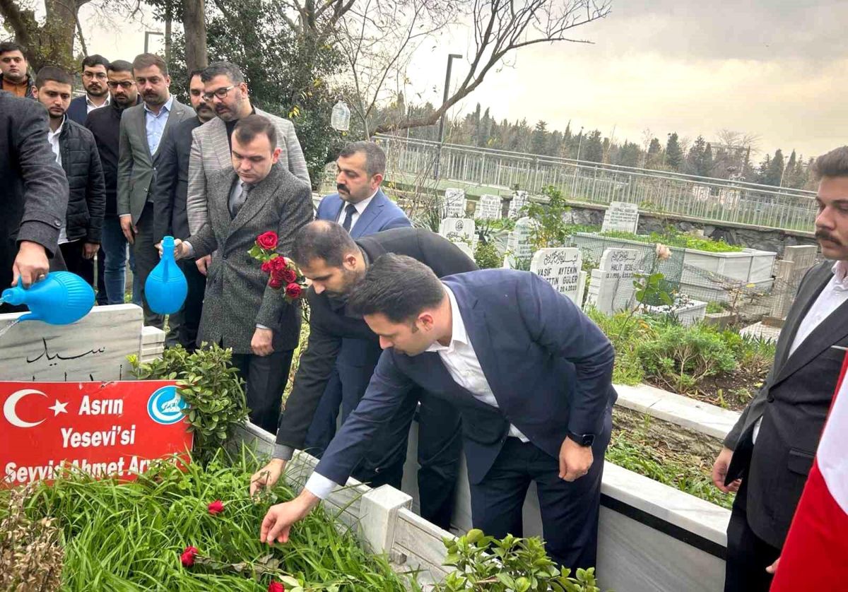 İstanbul Ülkü Ocakları, S. Ahmet Arvasi’yi kabri başında dualarla andı