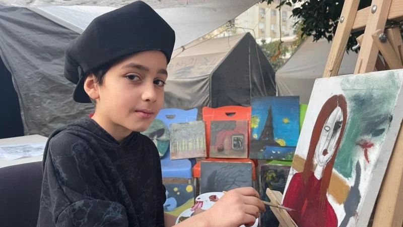 10 yaşındaki ressam eserlerini çadırda çiziyor