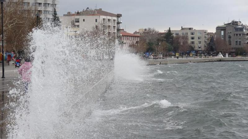 Çanakkale’de fırtına: Dev dalgalar 5 metreyi buldu
