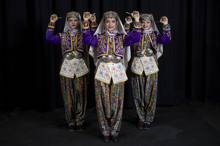 Anadolu’nun kültürel zenginliği geleneksel kadın kıyafetlerinde öne çıkıyor