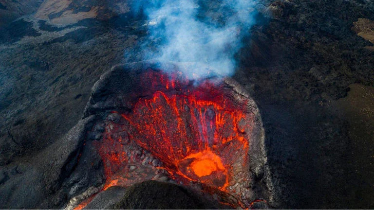 Bilim adamları, güçlü enerjiyi açığa çıkarmak için bir volkanın magma odasını delmeyi amaçlıyor