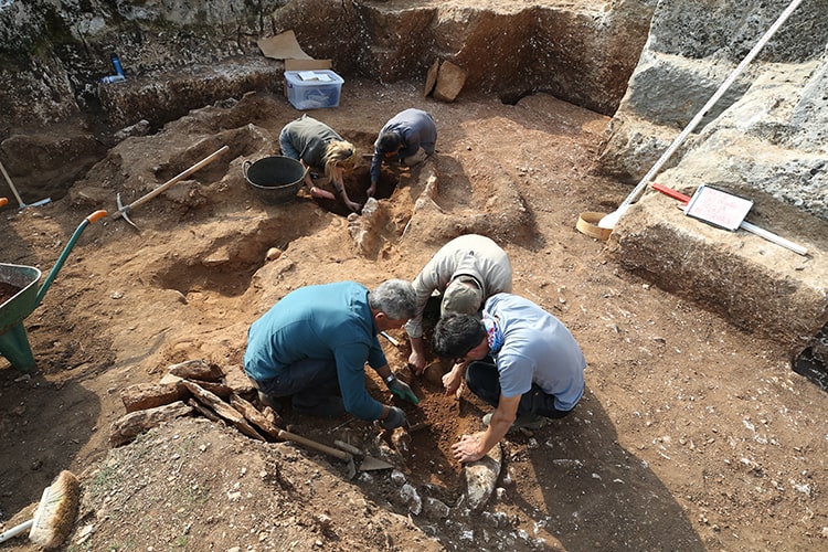 Diyarbakır’da eski taş ocağında yapılan kazıda 54 çocuğa ait mezarlık bulundu