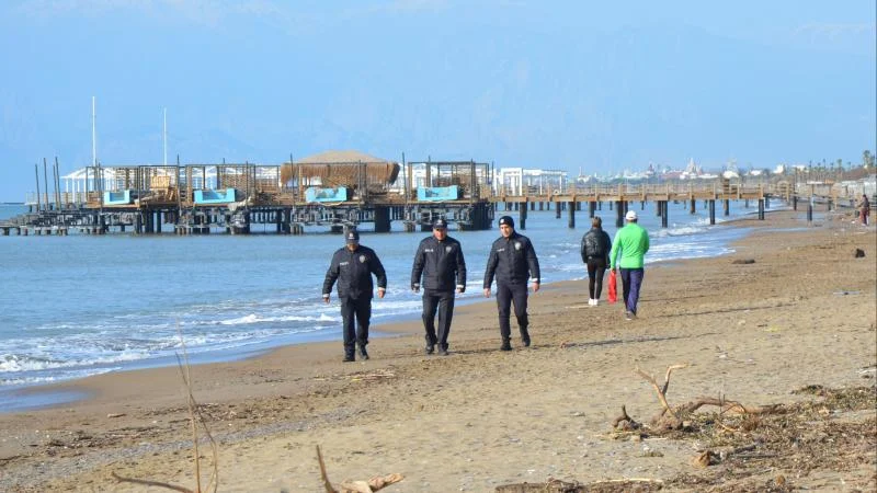 Antalya’da polis ekipleri sahillerde devriye geziyor