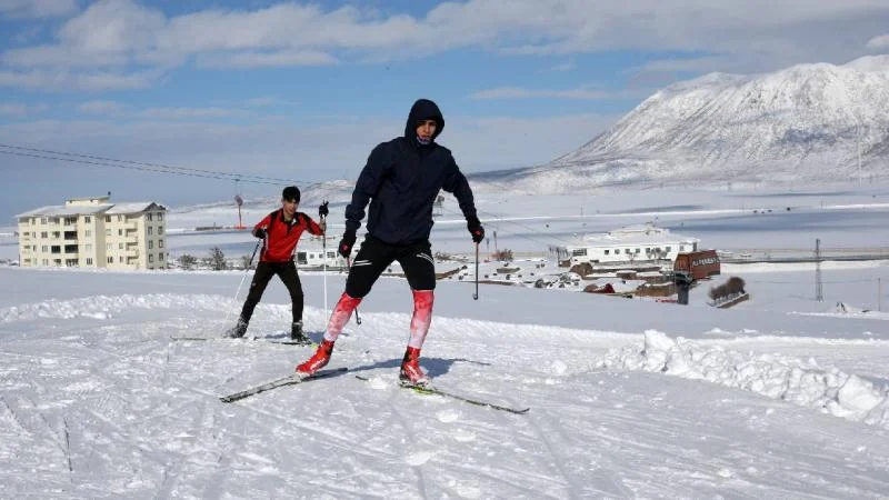 Bitlisli kayakçılar, altın madalya hedefiyle dondurucu soğukta antrenman yapıyor