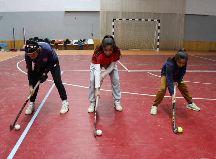 Hokeyci 3 kız kardeş başarıya birlikte koşuyor