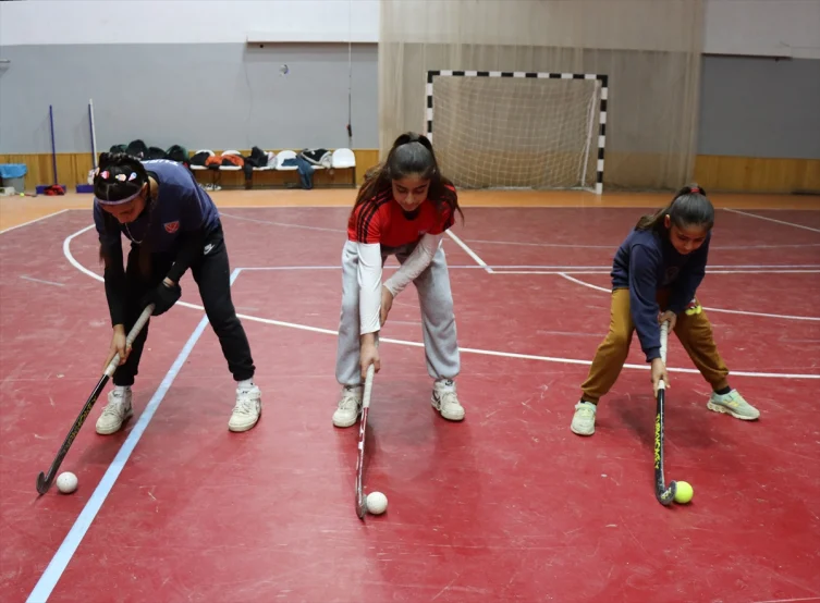 Hokeyci 3 kız kardeş başarıya birlikte koşuyor