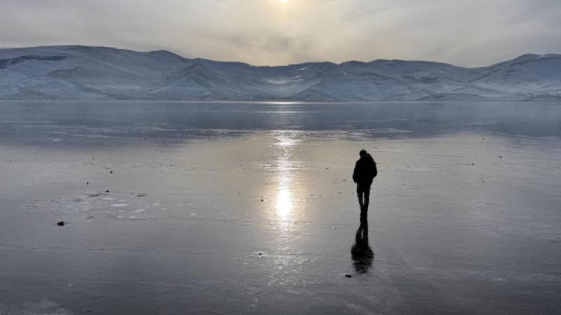 Atlı kızakçılar, Çıldır Gölü’nün yüzeyinin buz kalınlığının artmasını bekliyor