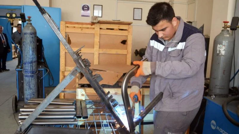 Fabrika gibi çalışan lise: Cirosu 5 milyona yaklaştı