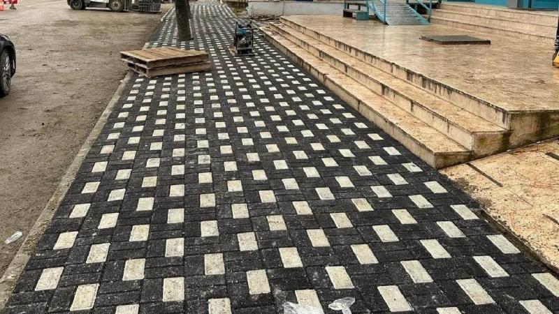 Hisarcık’ta kaldırımlara döşenen siyah beyaz dekoratif parke taşları görsel güzellik sunuyor