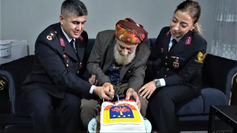 Jandarma Cumhuriyet ile yaşıt olan dedenin doğum gününü kutladı