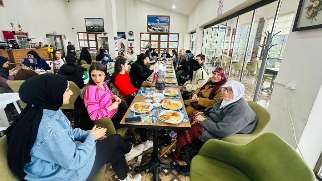 Şavşat’ta yaşlılar yaşam merkezi sakinleri için moral programı düzenlendi