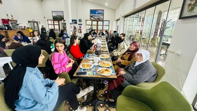Şavşat’ta yaşlılar yaşam merkezi sakinleri için moral programı düzenlendi