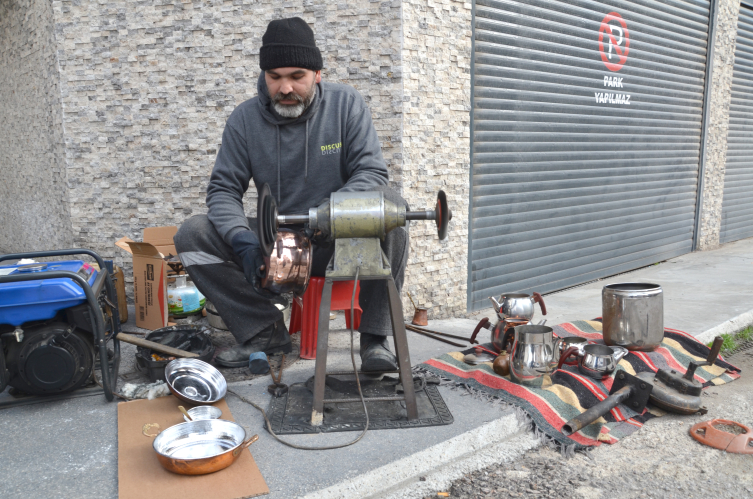 Dede mesleği kalaycılığı yaşatmaya çalışıyor