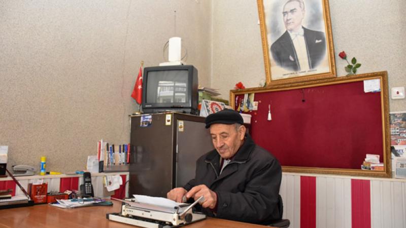 59 yıldır arzuhalciliği sürdürüyor