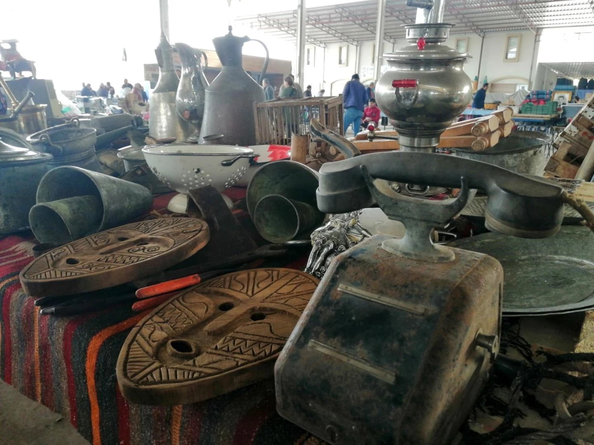 Salihli’de İkinci El Eşya Pazarı Yüzlerce Kişinin Cazibe Merkezi Haline Geldi