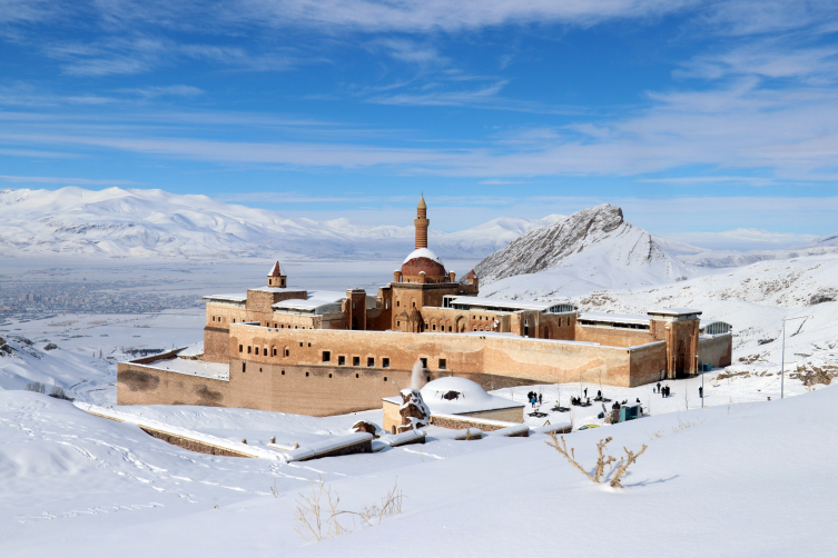 Kültür yolculuğuna çıkanların durağı İshak Paşa Sarayı oldu