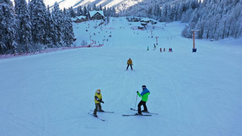 Artvin’deki Atabarı Kayak Merkezi’nde hafta sonu yoğunluğu yaşandı