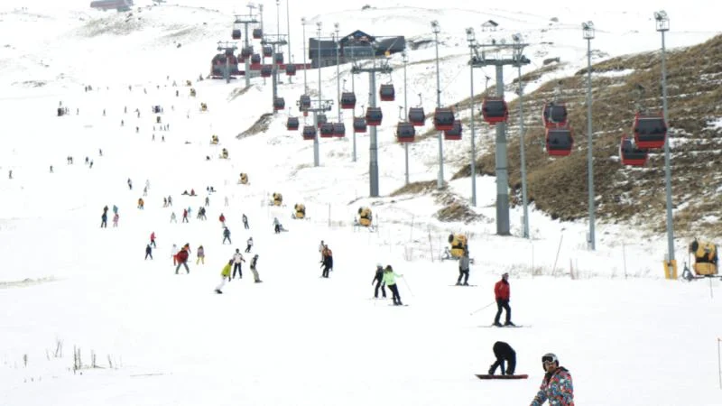 Kayakseverler hafta içi de Erciyes’in pistlerini boş bırakmıyor