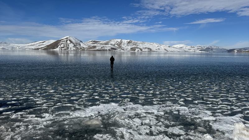 Ağrı’da yüzeyi buzla kaplanan Balık Gölü doğa tutkunlarını bekliyor