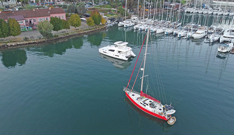 Antarktika’ya gittikleri teknede yaşayan Atasoy çiftinin oğulları da okula botla ulaşıyor
