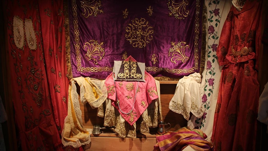 Kütahyalı nakış sanatçısı, sandıklardan çıkan desenlere yeniden hayat veriyor