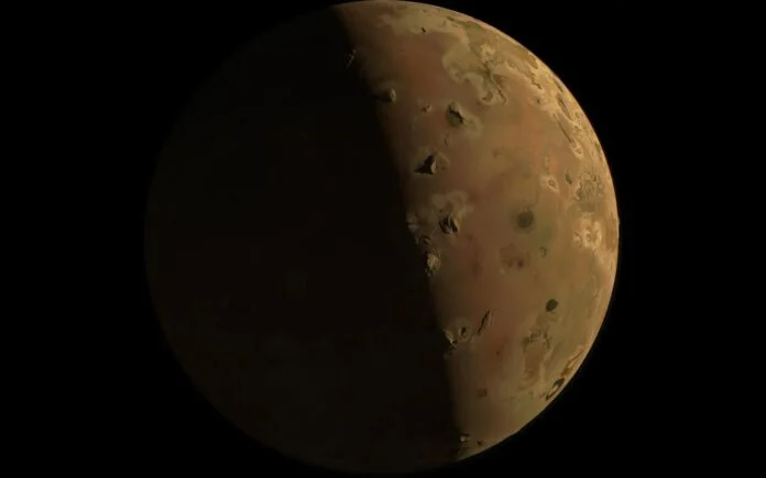 Juno’dan Güneş Sisteminin En Volkanik Dünyasının Yeni Görüntüleri